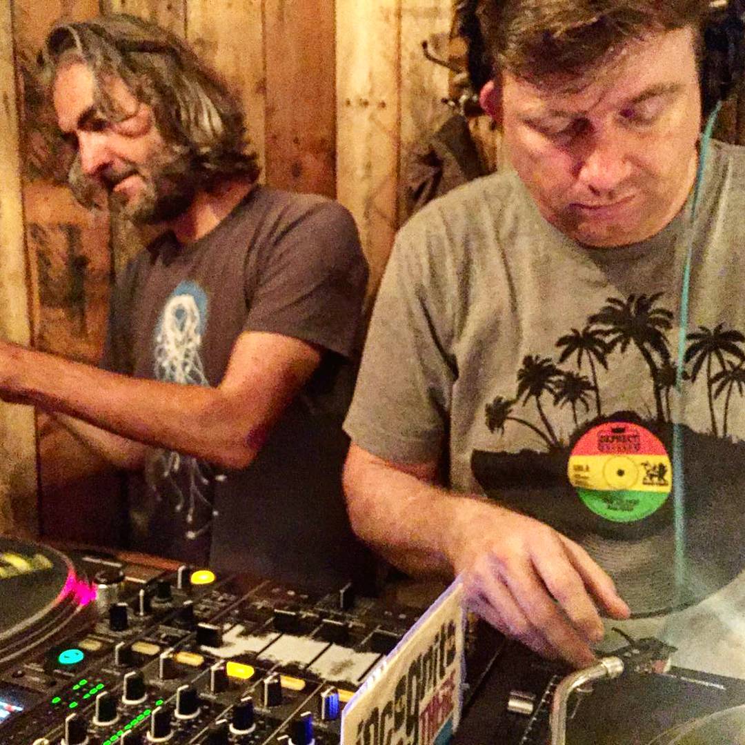 DJ O&rsquo;Love & DJ Remment achter de draaitafels